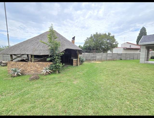 3 BEDROOM FREEHOLD FOR SALE IN BRACKENHURST